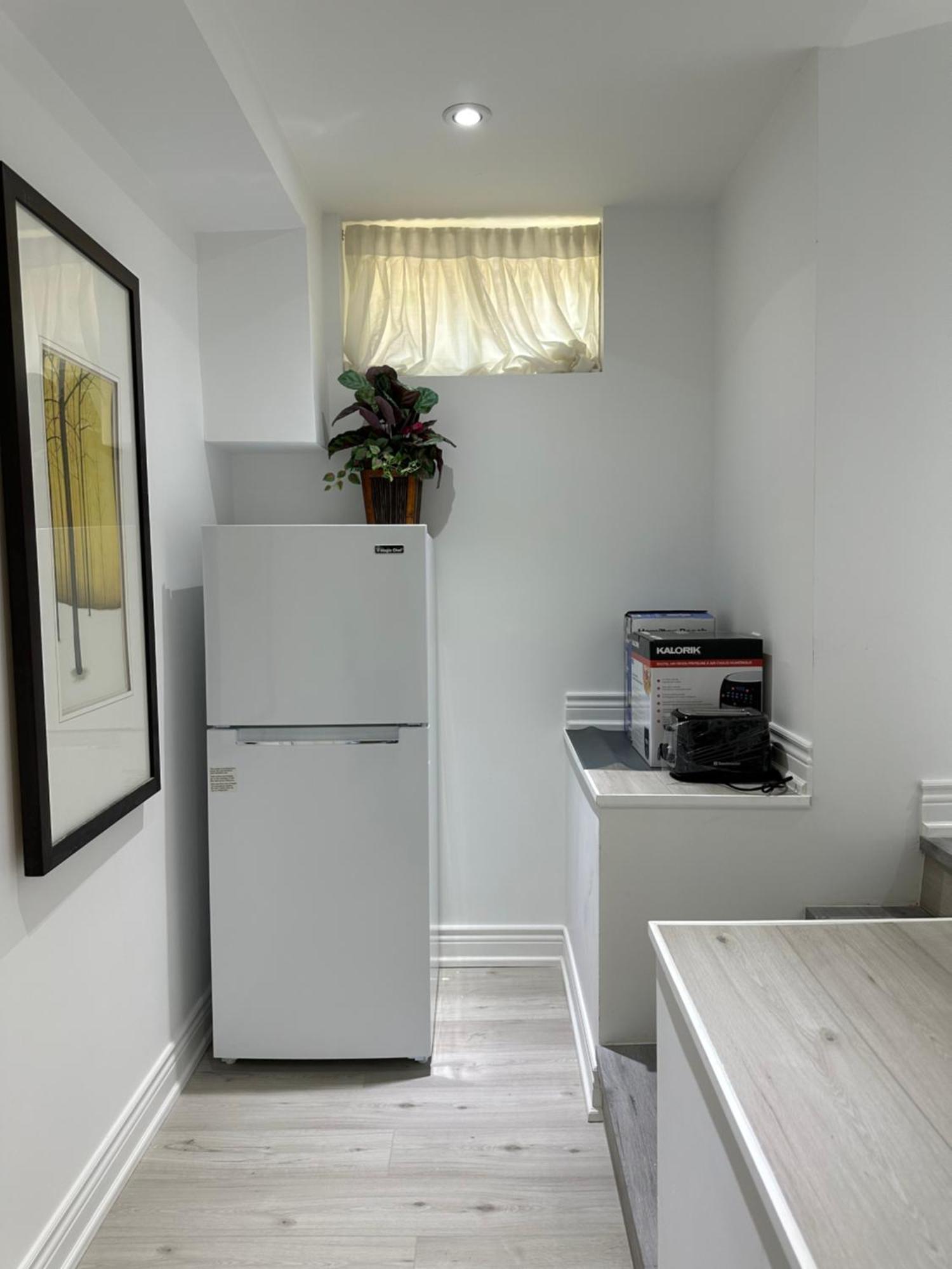 Double Bedroom On Up Or 3 Bedrooms In Basement Near Eglinton Subway Station Toronto Exterior foto