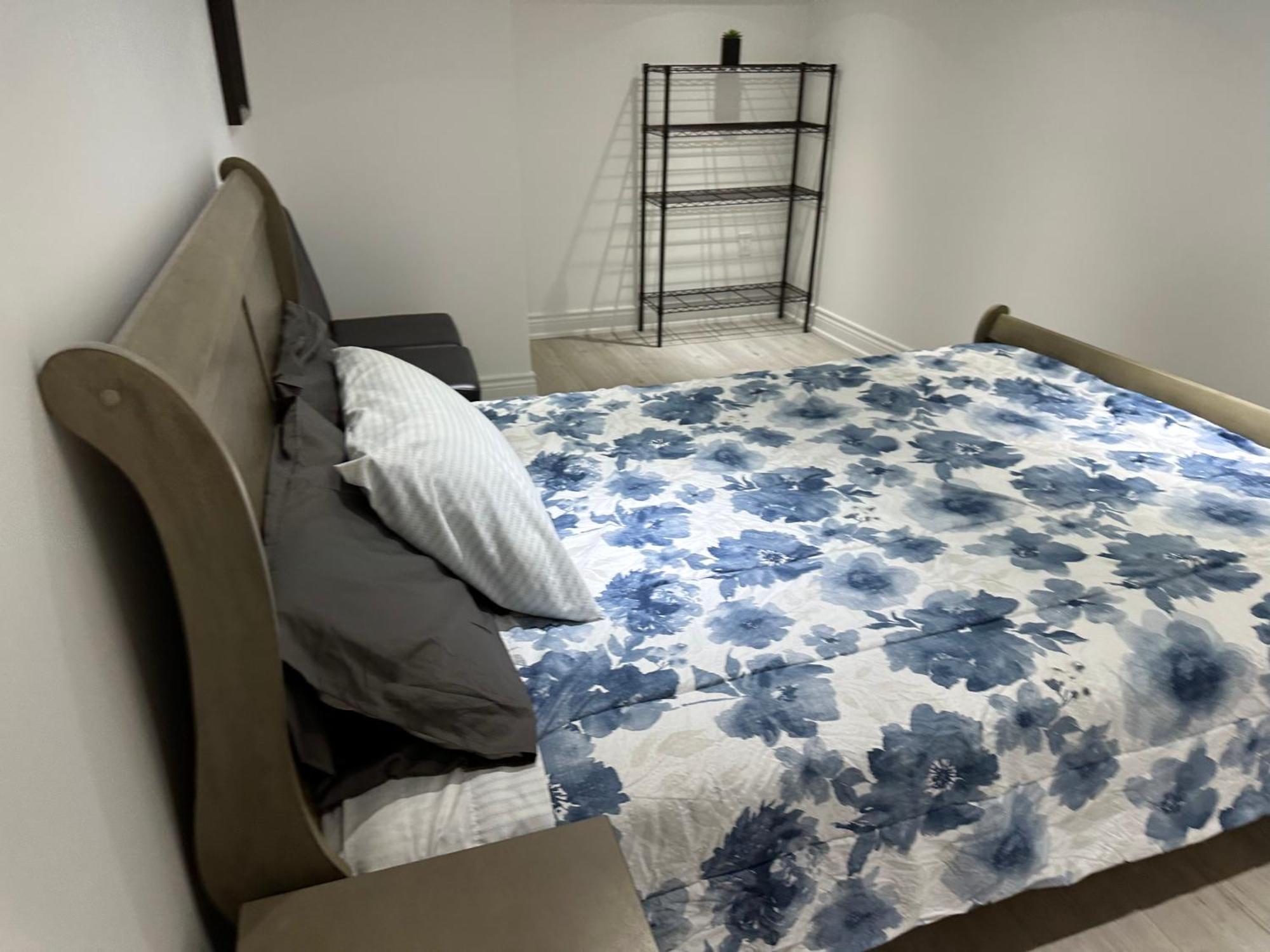 Double Bedroom On Up Or 3 Bedrooms In Basement Near Eglinton Subway Station Toronto Exterior foto