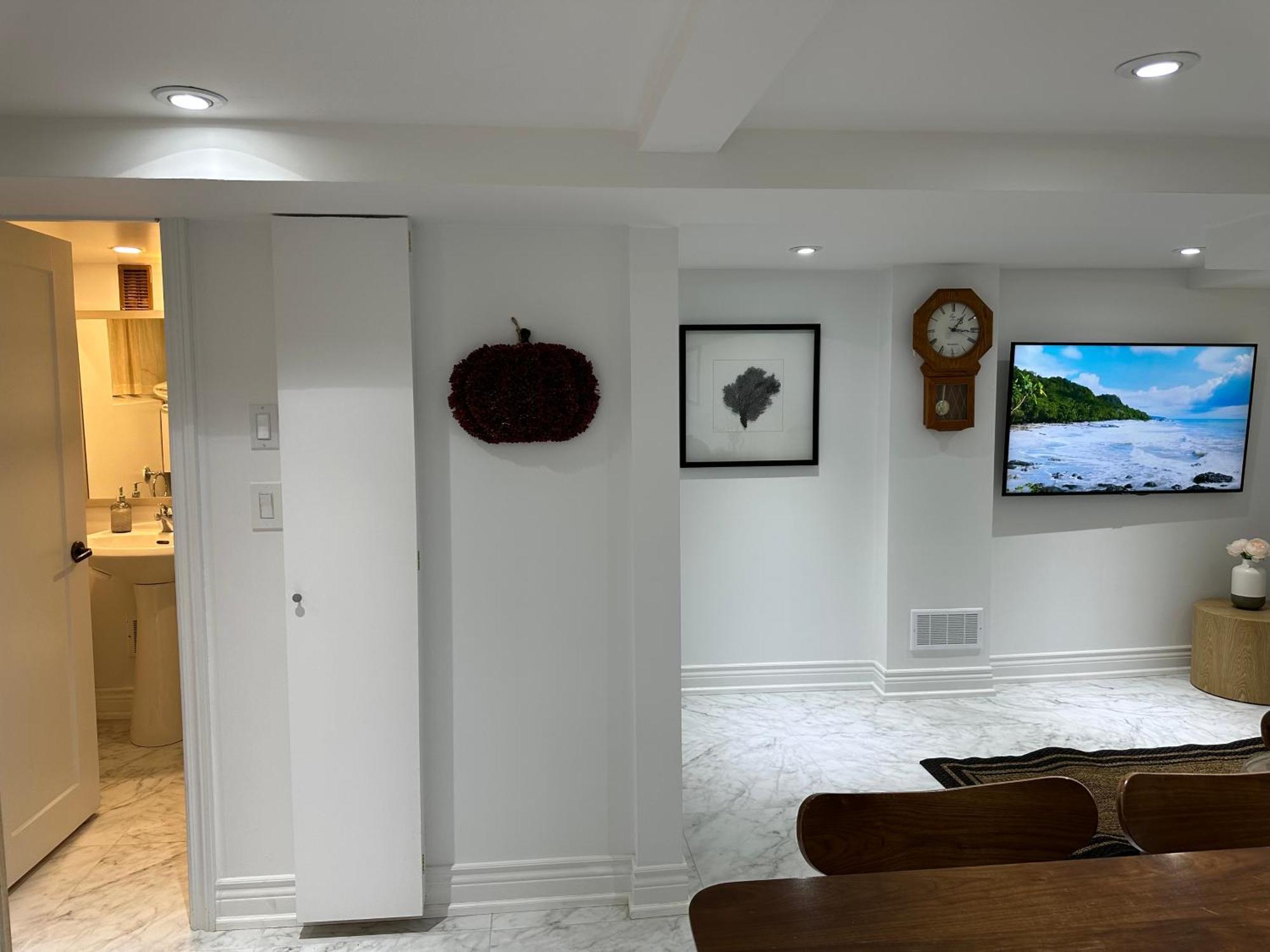 Double Bedroom On Up Or 3 Bedrooms In Basement Near Eglinton Subway Station Toronto Exterior foto