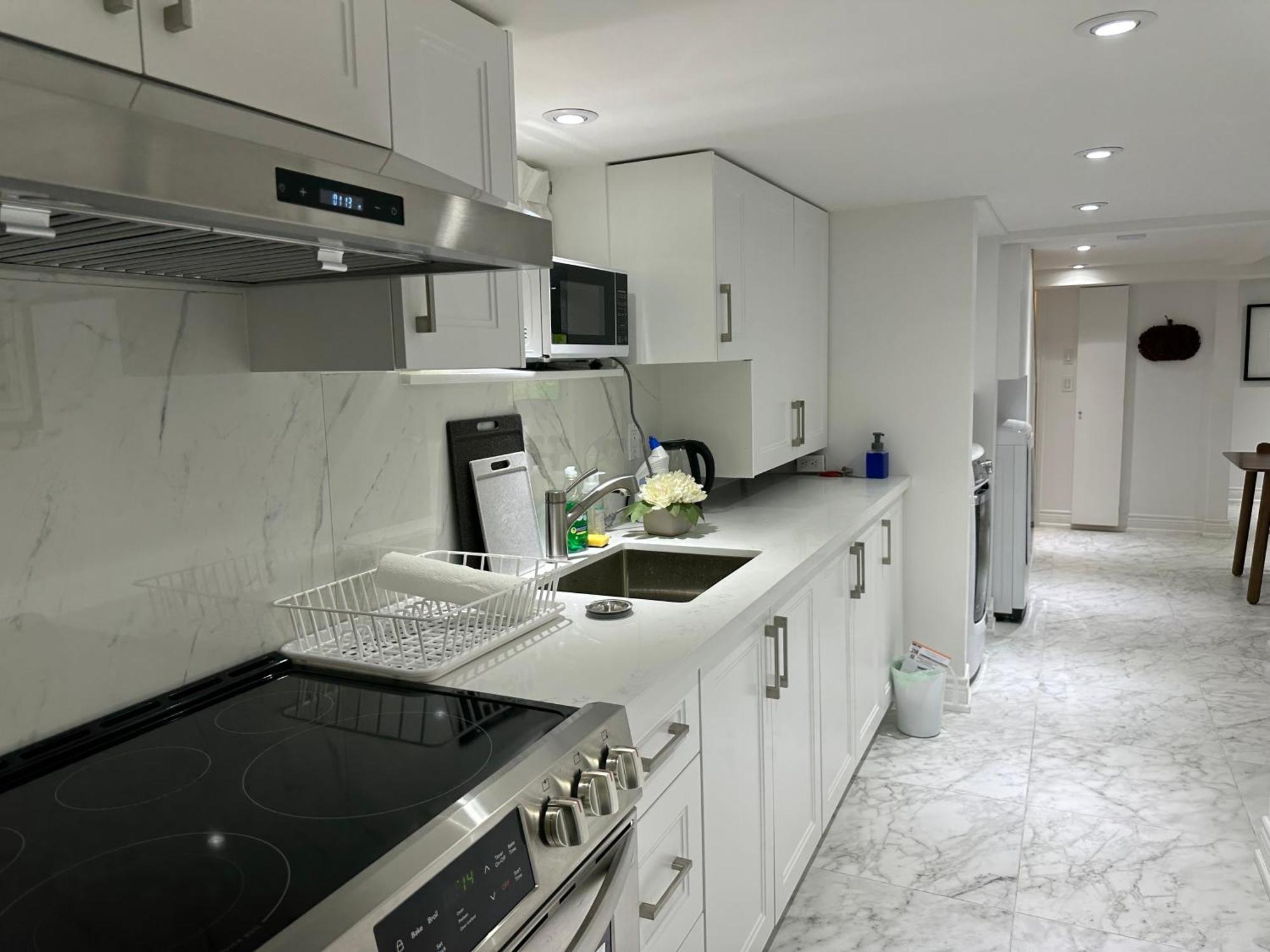 Double Bedroom On Up Or 3 Bedrooms In Basement Near Eglinton Subway Station Toronto Exterior foto