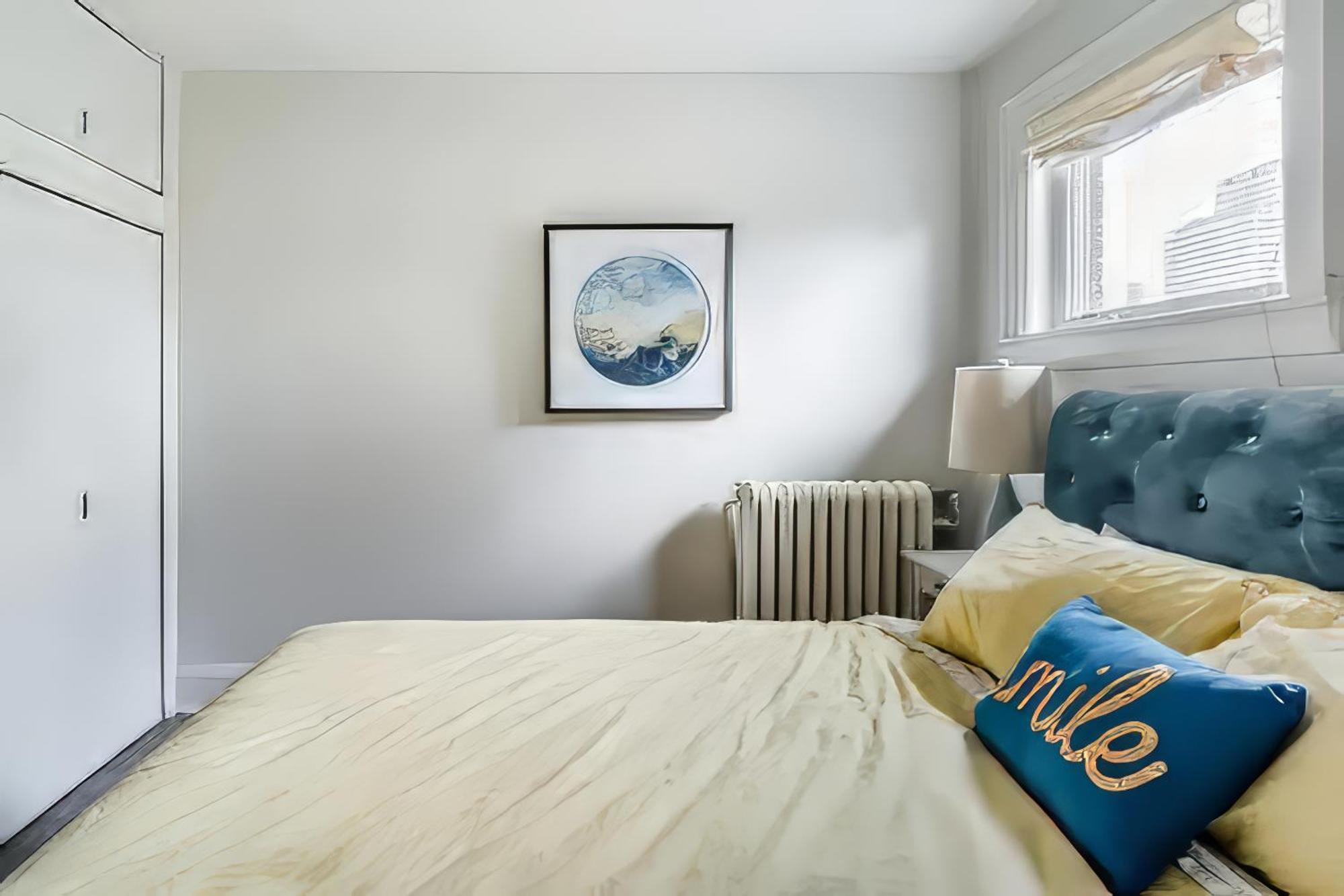 Double Bedroom On Up Or 3 Bedrooms In Basement Near Eglinton Subway Station Toronto Exterior foto